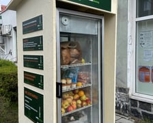 Na Tarnogaju przy ul Henrykowskiej 2 przed siedzibą rady osiedla działa już siedemnasta we Wrocławiu Jadłodzielnia Foodsharing.