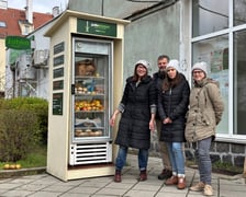 Na Tarnogaju przy ul Henrykowskiej 2 przed siedzibą rady osiedla działa już siedemnasta we Wrocławiu Jadłodzielnia Foodsharing.