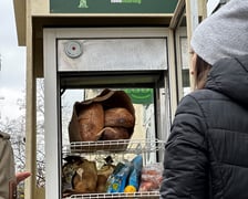 Na Tarnogaju przy ul Henrykowskiej 2 przed siedzibą rady osiedla działa już siedemnasta we Wrocławiu Jadłodzielnia Foodsharing.