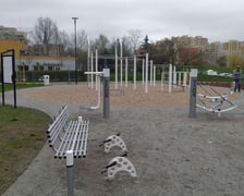 Plenerowa siłownia przy Bulwarze Ikara oraz labirynt obsadzony żywopłotem z grabów w parku Leonarda da Vinci na Gądowie Małym we Wrocławiu