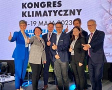 <p>Uczestniczący II Samorządowego Kongresu Klimatycznego w Łodzi przed banerem z napisem II Samorządowy Kongres Klimatyczny 18-19 maja 2023</p>