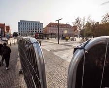 Plac Nowy Targ został ogrodzony. Rozpoczyna się tam przebudowa, która zazieleni betonowy do tej pory plac