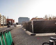 Plac Nowy Targ został ogrodzony. Rozpoczyna się tam przebudowa, która zazieleni betonowy do tej pory plac