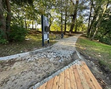 Strefa wypoczynkowa, która powstaje przy jeziorze Pawłowickim
