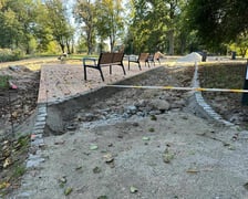 Strefa wypoczynkowa, która powstaje przy jeziorze Pawłowickim