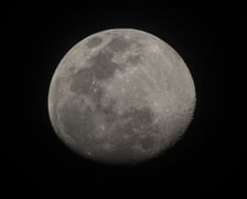 <p>Wyjątkowo zdarza się, że w miesiący pojawiają się dwie pełnie Księżyca, w&oacute;wczas tę drugą nazywamy Pełnią Niebieskiego Księżyca.</p>
