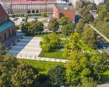 <p>Koszt inwestycji: 3,14 mln zł</p>
<p class="c-lead" data-lead="">Kiedyś był tam parking, od 2020 r. jest piękna zielona przestrzeń w centrum miasta, na kt&oacute;rej odbywają się m.in. wydarzenia społeczno-kulturalne. <a href="https://www.wroclaw.pl/zielony-wroclaw/zielony-skwer-wroclawianek-ulica-bernardynska-stare-miasto-wroclaw" target="_blank" rel="noopener">Skwer wrocławianek to ponad 6 tys. mkw. przestrzeni przyjaznej mieszkańcom, stworzonej z myślą o łagodzeniu skutk&oacute;w zmian klimatycznych.</a></p>