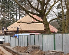 <p>Budowa nowej Lwiarni w zoo Wrocław. Opr&oacute;cz lw&oacute;w na wybiegu zamieszkają też surykatki</p>