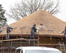 <p>Charakterystyczny stożkowaty dach pawilonu. Budowa nowej Lwiarni w zoo Wrocław</p>