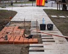 Budowa drewnianego siedziska w centrum Wrocławia