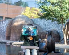 Pracownicy zoo z kalendarzem