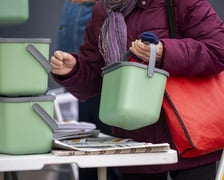 Akcja rozdawania pojemników bio na targowisku przy ul. Niedźwiedziej we Wrocławiu