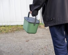 Akcja rozdawania pojemników bio na targowisku przy ul. Niedźwiedziej we Wrocławiu