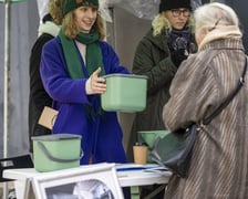 Akcja rozdawania pojemników bio na targowisku przy ul. Niedźwiedziej we Wrocławiu