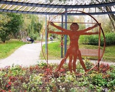 <p>Niewiele wsp&oacute;łcześnie zakładanych teren&oacute;w zieleni jest tak oryginalnych, jak park Leonarda da Vinci na Gądowie Małym. Park zlokalizowany jest na zielonym klinie wijącym się pomiędzy zabudowaniami, nawiązuje tematyką do lotniczej przeszłości osiedla, wykorzystując awiacyjne wynalazki patrona parku. Pomiędzy topolami, jaworami i dębami kryją się rzeźby i urządzenia nawiązujące do r&oacute;żnych wynalazk&oacute;w wielkiego myśliciela. Eliptyczne pergole i placyki-ronda są połączone licznymi ścieżkami i gęsto ustawionymi ławkami oraz leżakami.</p>
<p>Koszt: 1,9 mln zł, projekt WBO</p>