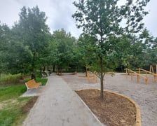 <p>Mamy tu nasypy ziemne ze zjeżdżalniami i pomostami widokowymi, drewnianą siłownię plenerową z torem przeszk&oacute;d i plac zabaw. Naturalistyczny charakter podkreśla związki z przyrodą.</p>
<p>Zadanie na podstawie WBO, koszt 1,4 mln. zł.</p>
<p>&nbsp;</p>