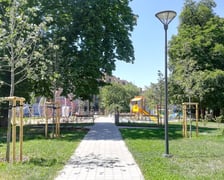 <p>Remont skweru Skaczącej Gwiazdy na Ołbinie zakończył się 2022 roku. Przybyło drzew i krzew&oacute;w. Pojawiło się także miejsce na punkt gastronomiczny. Rewitalizacja skweru Skaczącej Gwiazdy spowodowała, że plac zyskał nowy kolorowy wygląd. Zaprojektowany dla wszystkich grup wiekowych, najbardziej przyciąga jednak urządzeniami do zabawy dzieci.</p>
<p>Koszt za dwa etapy 3,3 mln zł.</p>