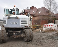 Prace na ul. Konduktorskiej, Braci Hofmannów i Cegielskiego na wrocławskim Jagodnie. MPWiK Wrocław buduje tam nową sieć kanalizacji deszczowej o długości 650 m, zbiornik retencyjny o pojemności 760 m.sz. oraz przepompownię wód deszczowych.