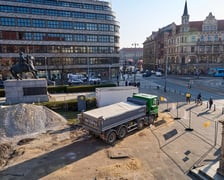 Wykopki pod rośliny przy konnym pomniku Bolesława Chrobrego, na tle Renomy