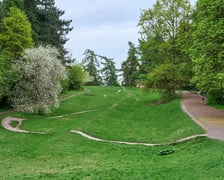 <p>G&oacute;rka Skarbowc&oacute;w, Mała Sob&oacute;tka czy g&oacute;rka Miłości - wzg&oacute;rze położone na osiedlu Grabiszyn-Grabiszynek ma 135 m n.p.m.</p>