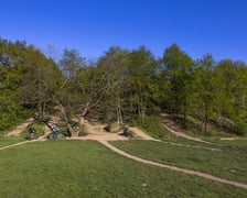 Wzgórze Andersa położone na osiedlu Huby, między ulicami Petrusewicza, Borowską, Kamienną a Ślężną - 142 m n.p.m.
