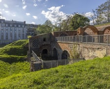 Na wzgórzu Polskim (127 m n.p.m.) znajduje się Bastion Ceglarski