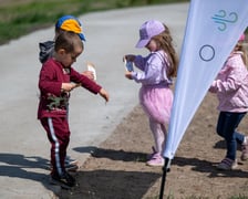 <p>Dzieciaki z pobliskiego przedszkola sieją łąkę kwietną na skwerze Hansa Scharouna</p>