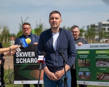 Rafał Wawryk, lider projektu WBO, na skwerze Hansa Scharouna