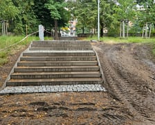 <p>Skwer między ulicami ul. Długosza a al. Kromera na osiedlu Karłowice-R&oacute;żanka -&nbsp; -&nbsp; prace w lipcu 2025</p>