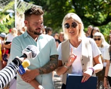 <p>Pierwsze urodziny tygrys&oacute;w-czworaczk&oacute;w z wrocławskiego zoo. Na zdjęciu od lewej Tomasz J&oacute;źwik, prezes wrocławskiego zoo oraz Renata Granowska, wiceprezydent Wrocławia.</p>