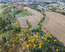 <p>Teren przyszłego parku Wojnowskiego, widok z drona.</p>