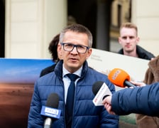 Profesor nauk biologicznych Marcin Kadej na konferencji po podpisaniu listu intencyjnego w sprawie utworzenia rezerwatu przyrody na polach irygacyjnych