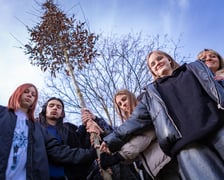 Dzieci z pieczy zastępczej sadzą drzewa w powstających Ogrodach Szczytnickich