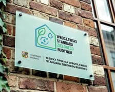 Tablica informująca, że budynek spełnia Wrocławski Standard Zielonego Budynku
