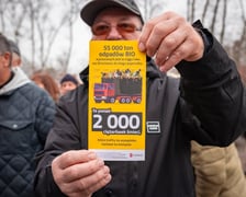 <p>Wręczanie pojemnik&oacute;w na bioodpady pod Halą Tęcza we Wrocławiu</p>