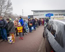 <p>Wręczanie pojemnik&oacute;w na bioodpady pod Halą Tęcza we Wrocławiu</p>