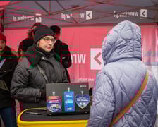 <p>Wręczanie pojemnik&oacute;w na bioodpady pod Halą Tęcza we Wrocławiu</p>