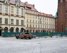 Prace w Rynku przy rozbiórce zabrukowanych nawierzchni - przygotowanie do nasadzeń nowych drzew.