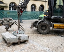 Prace w Rynku przy rozbiórce zabrukowanych nawierzchni - przygotowanie do nasadzeń nowych drzew.