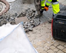 Prace w Rynku przy rozbiórce zabrukowanych nawierzchni - przygotowanie do nasadzeń nowych drzew.