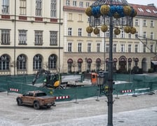 Prace w Rynku przy rozbiórce zabrukowanych nawierzchni - przygotowanie do nasadzeń nowych drzew.