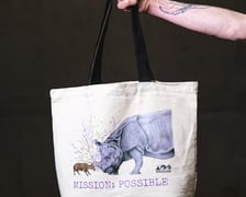 <p>Torba przedstawiająca mundżaka chińskiego Tatę i samicę nosorożca indyjskiego Marusię</p>