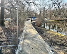 W Parku Południowym trwają prace remontowe przy ścieżkach prowadzących do tarasu będącym pozostałością po pałacu Ludwiga Landsberga