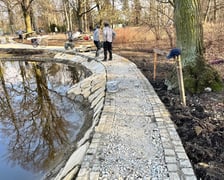 W Parku Południowym trwają prace remontowe przy ścieżkach prowadzących do tarasu będącym pozostałością po pałacu Ludwiga Landsberga
