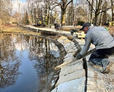 W Parku Południowym trwają prace remontowe przy ścieżkach prowadzących do tarasu będącym pozostałością po pałacu Ludwiga Landsberga