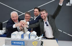 Prezes Ryanaira Eddie Wilson, szefowa WAMS Barbara Kaśnikowska, były wiceprezydent Wrocławia Sebastian Lorenz i dyrektor operacyjny Ryanaira Neal McMahon kroją tort na uroczystości otwarcia drugiego hangaru do serwisowania samolotów.