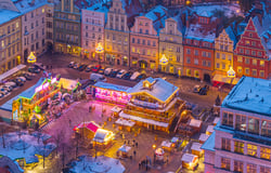 Jest magicznie i bajkowo! Zobaczcie Jarmark Bożonarodzeniowy w zimowej scenerii (wideo)