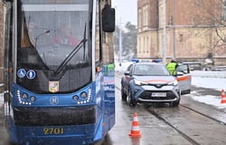 Samochód czy tramwaj? Który z pojazdów zatrzyma się szybciej? I czym to grozi? 
