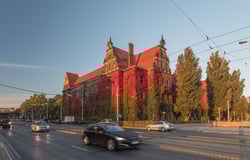 Na zdjęciu widać budynek Muzeum Narodowego we Wrocławiu w jesiennych kolorach. 