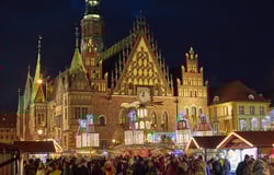 Od lewej drzewa sadzone na Kosmonautów, obok Jarmark Bożonarodzeniowy z drona, z prawej Piernik Miejski